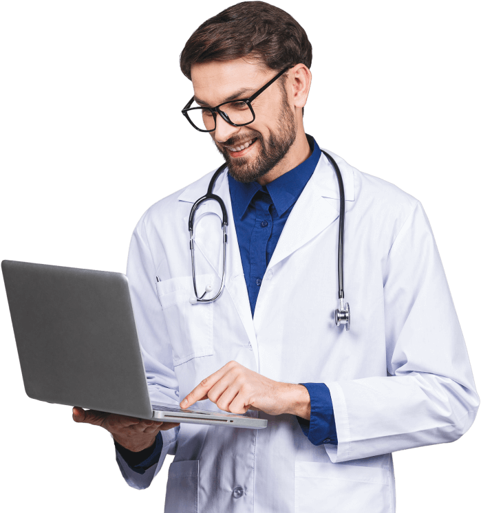 Médico segurando um notebook e sorrindo enquanto olha para a tela